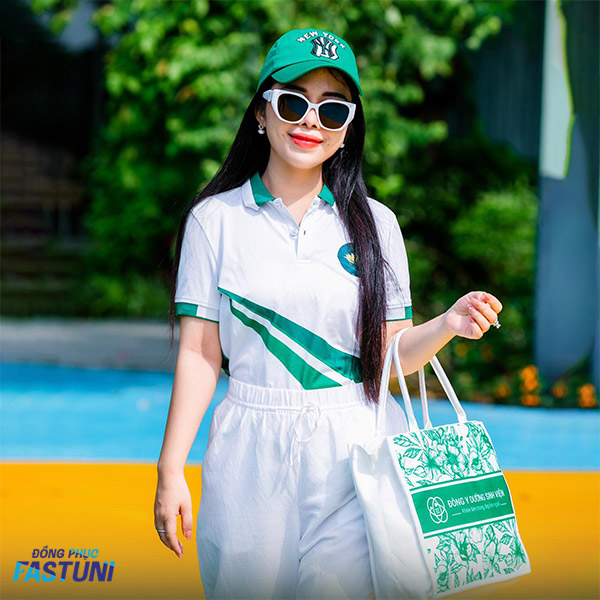 Tham khảo mẫu áo polo đồng phục du lịch màu trắng phối xanh lá