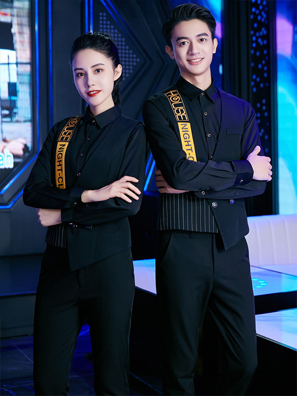 Cận cảnh logo thêu sắc nét trên áo polo đồng phục nhân viên karaoke.