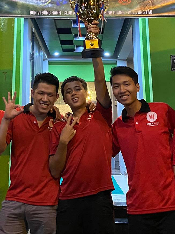 Mẫu áo polo đồng phục Misanet màu đỏ nổi bật và thu hút 