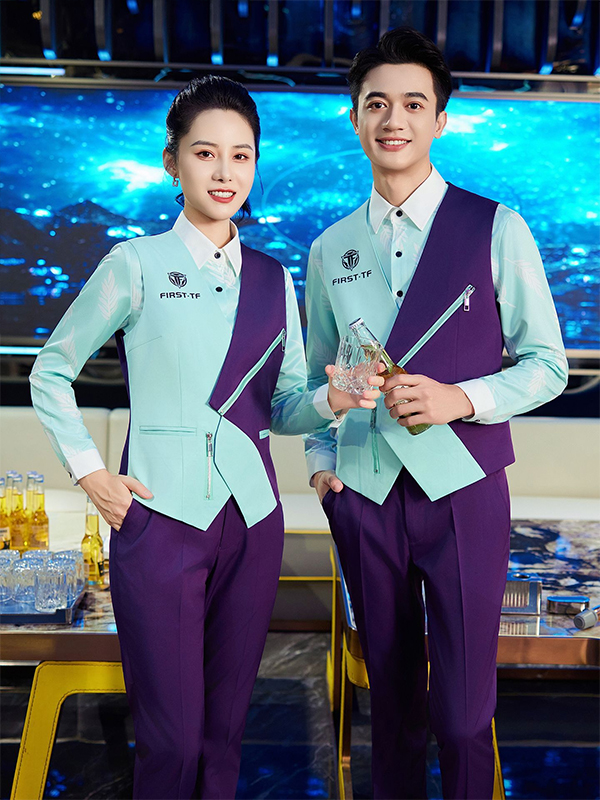 Nhân viên phục vụ karaoke mặc áo sơ mi đồng phục thoải mái 