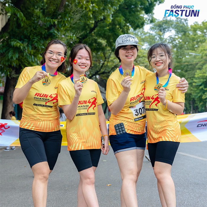 Thiết kế áo thun cổ tròn màu vàng team building năng động, trẻ trung