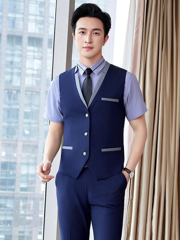 Áo sơ mi tay ngắn kết hợp quần tây, phong thái lịch lãm và chuyên nghiệp.