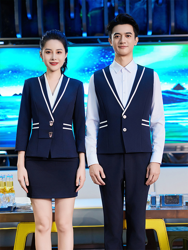 Quản lý karaoke trong bộ vest tối màu, sơ mi trắng phong thái sang trọng