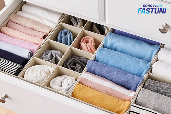 Ứng dụng phương pháp Konmari để giúp tủ quần áo gọn gàng, tiện lợi 