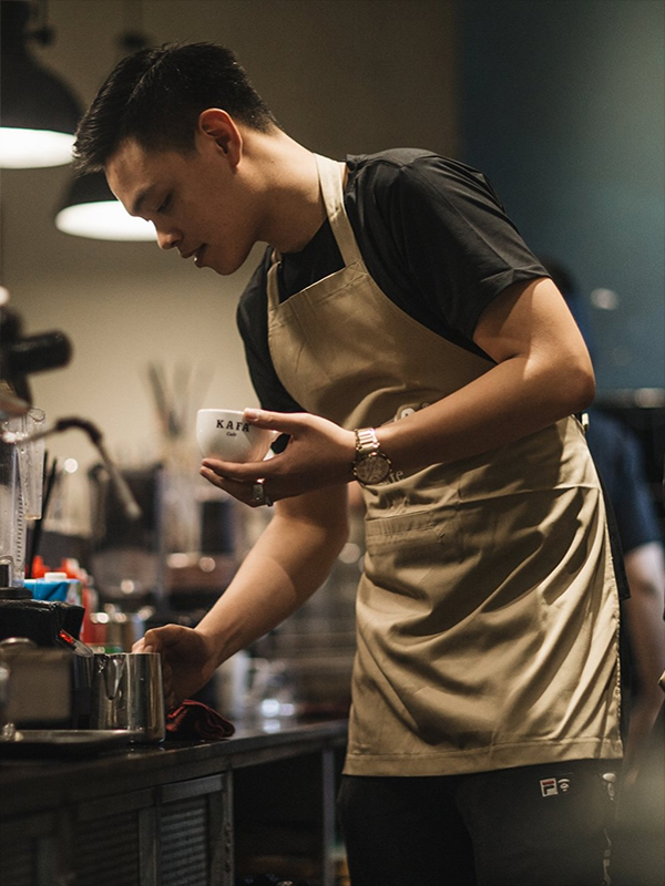 Tạp dề đồng phục đem đến hình ảnh chỉn chu, gọn gàng cho nhân viên Kafa