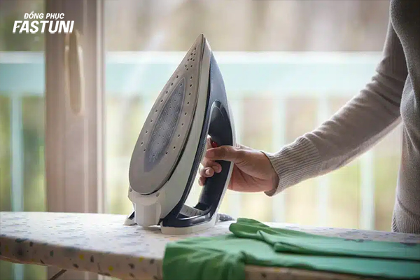 Sức nóng từ bàn là có thể làm bong kẹo cao su dính trên áo quần 