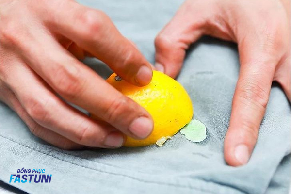 Làm sạch vết kẹo cao su bám trên áo bằng nước cốt chanh 
