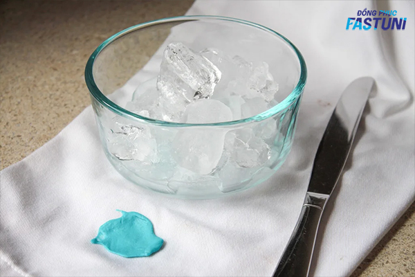 Loại bỏ kẹo cao su dính trên áo bằng đá lạnh 