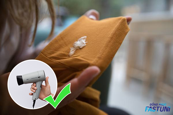 Hơ nóng vết kẹo cao su trên áo đồng phục bằng máy sấy tóc 