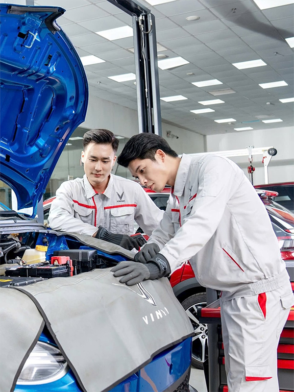 Đồng phục kỹ thuật viên Vinfast chuyên nghiệp và chất lượng 